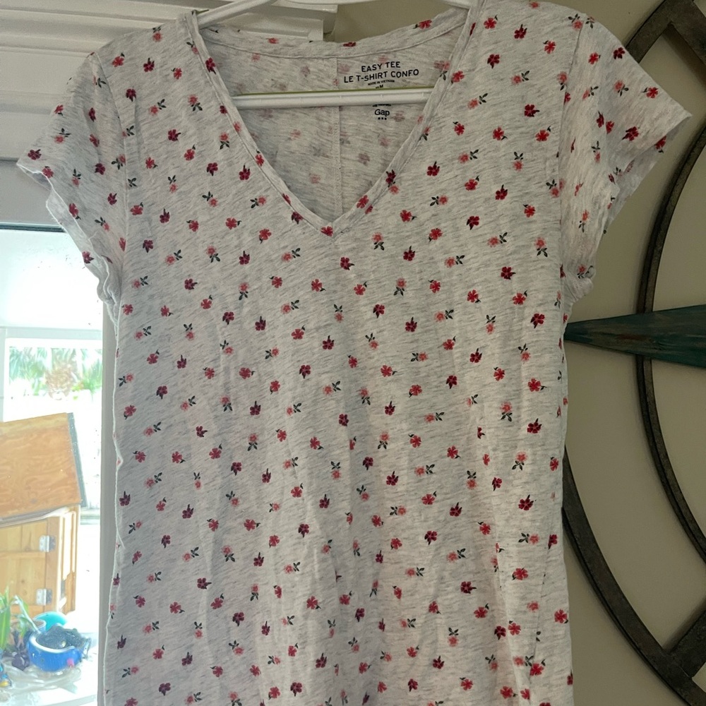 Women’s tee shirt, gap easy tee, medium
